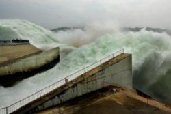 слив воды с водохранилища