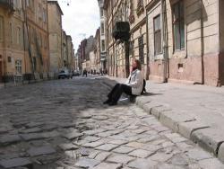 Над львівською бруківкою знову позбиткують