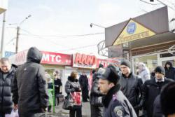 Навколо станцій Харківського метро триває боротьба з кіосками