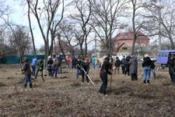 Харків’яни «відпочивають» з лопатами і мітлами